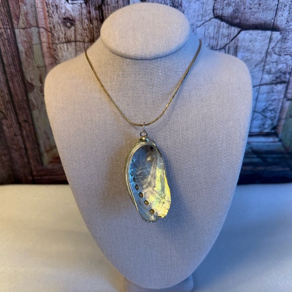 Reversible Shell Pendant Necklace - Picture 2 of 5